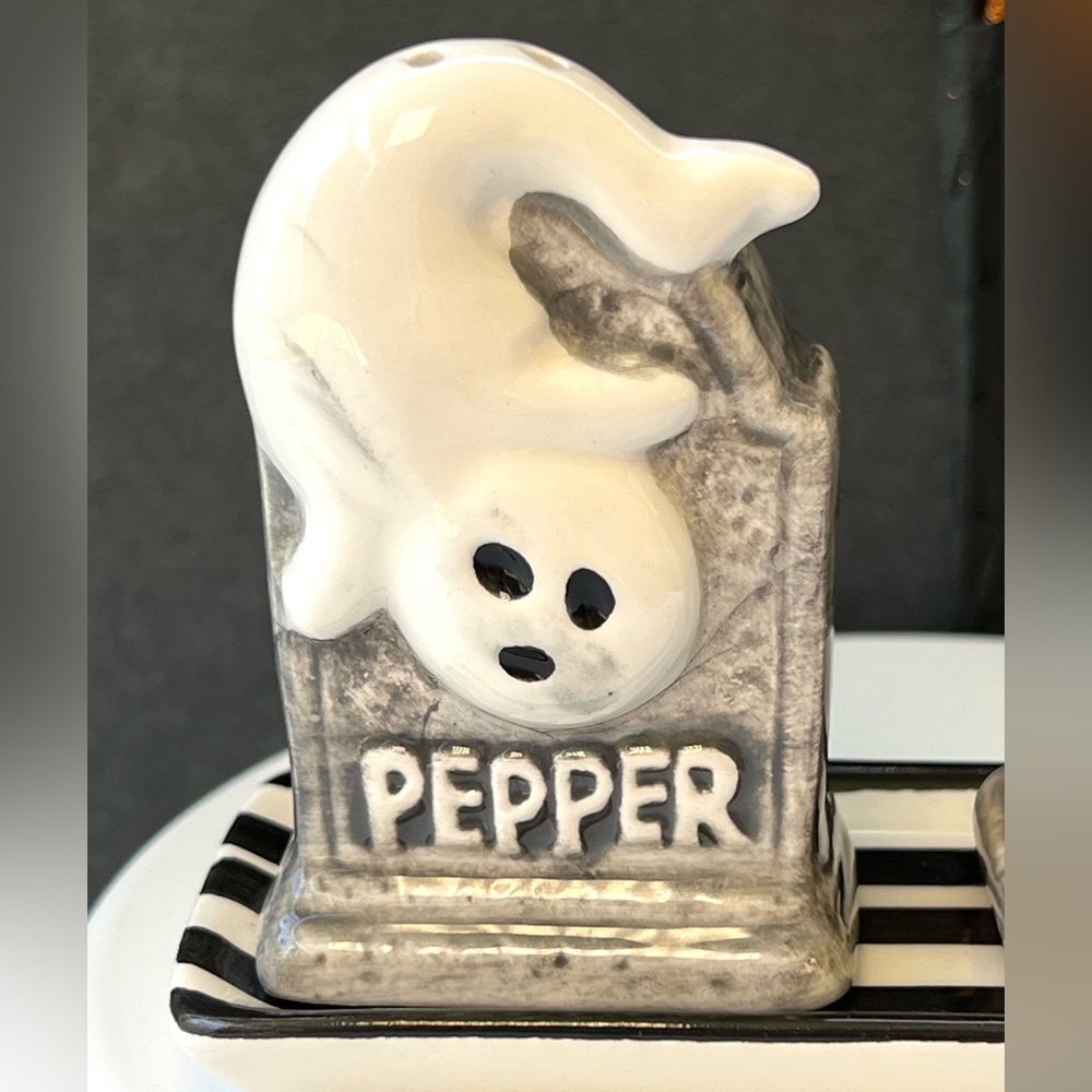 Set of 3 Halloween Ceramic Tray with Tombstones Ghosts Salt & Pepper Shakers - Picture 3 of 10